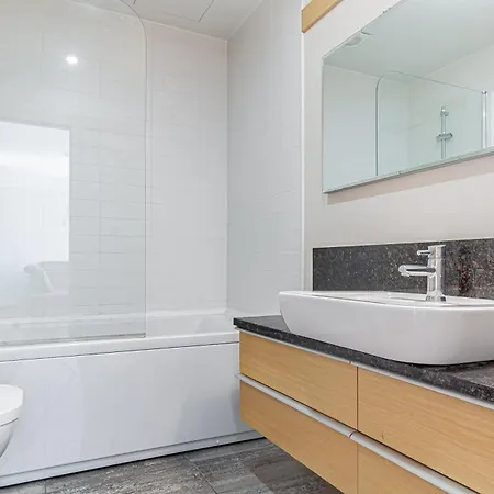 Panorama 25th Floor Spacious Free Parking Apartman